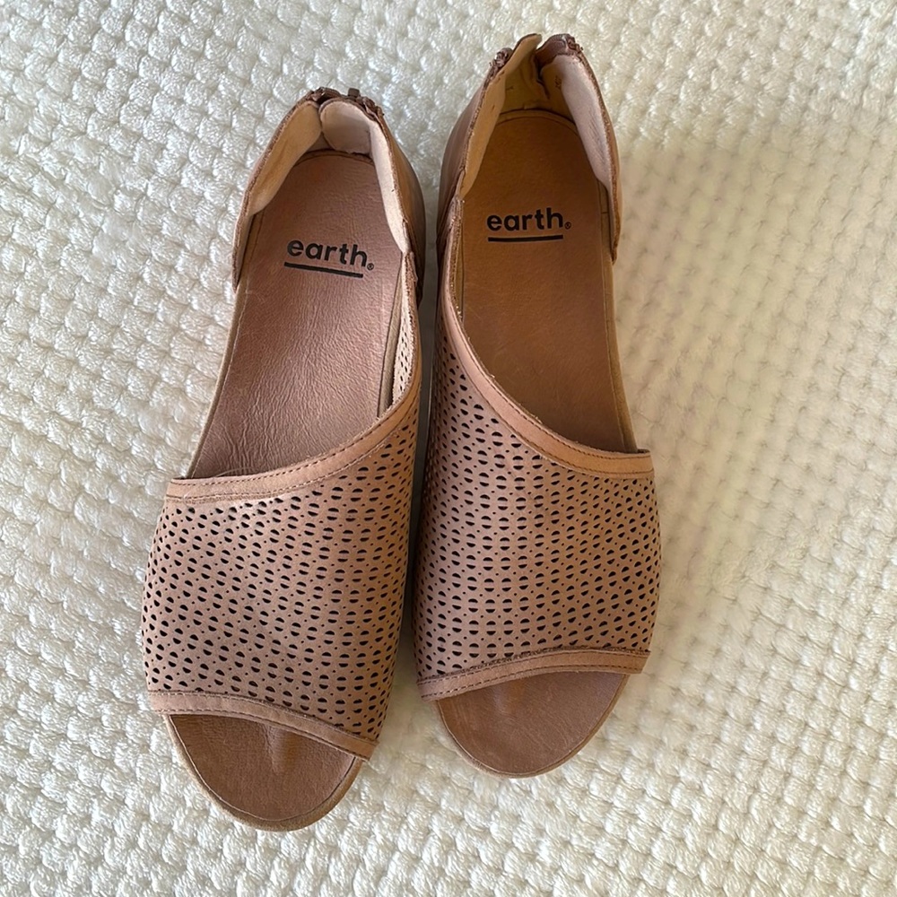 Earth Ficus Capricorn, tan/blush, size 9.5, great condition, super comfortable!
